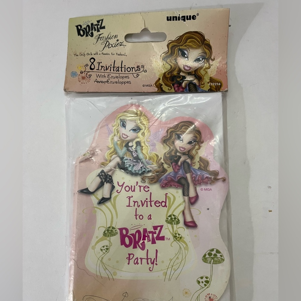 BRATZ Fashion Pixiez 8-INVITATIONS W/ENVELOPES  BIRTHDAY CHILD  PARTY SUPPLIES